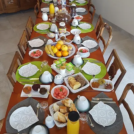 לינה וארוחת בוקר La Bertonniere *